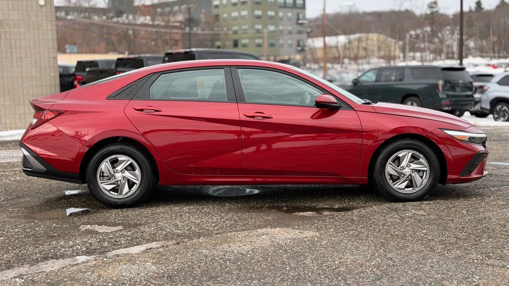 Certified 2025 Hyundai Elantra SE w/ Cargo Package image 12