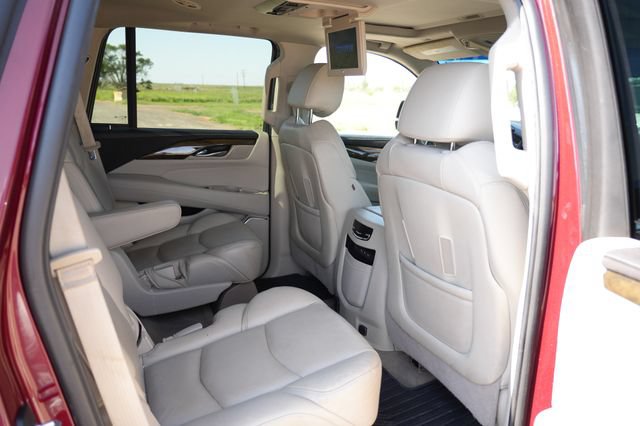 Used 2018 Cadillac Escalade Luxury AWD/4WD image 24
