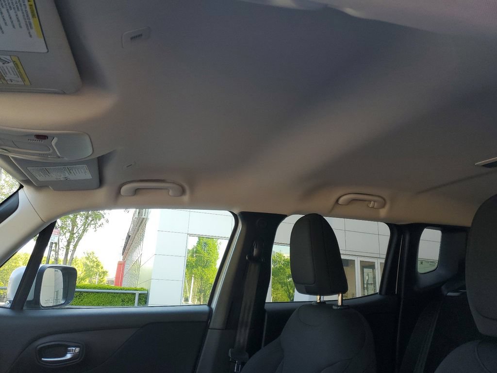 Used 2021 Jeep Renegade Latitude FWD image 16