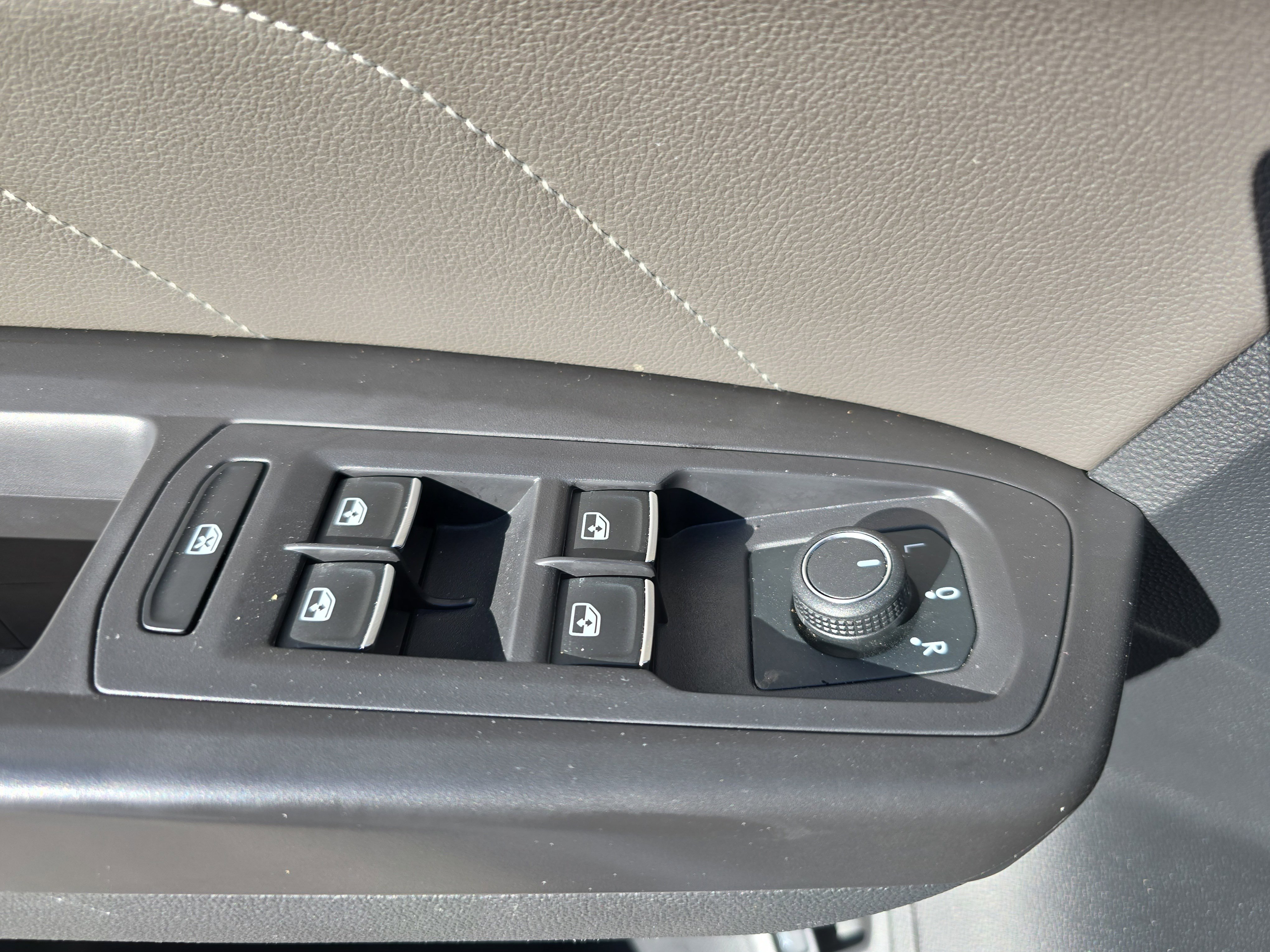 Used 2023 Volkswagen Atlas SE image 28