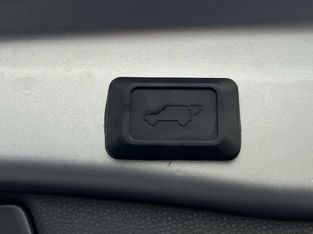 Used 2021 Toyota RAV4 XLE w/ Convenience Package image 12