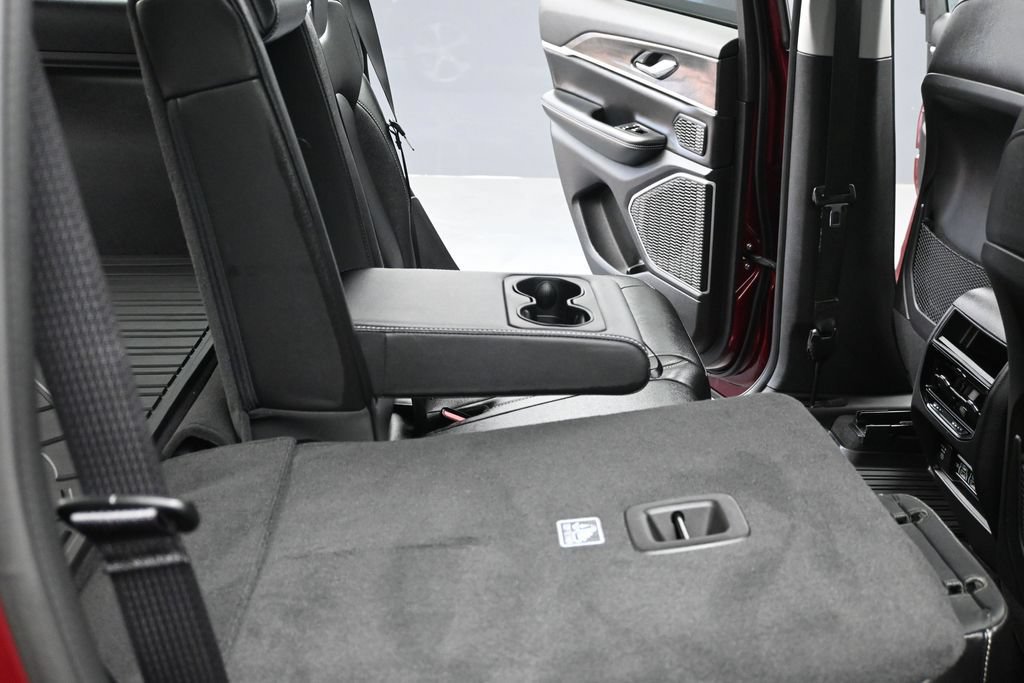 Used 2023 Jeep Grand Cherokee Limited AWD/4WD image 28