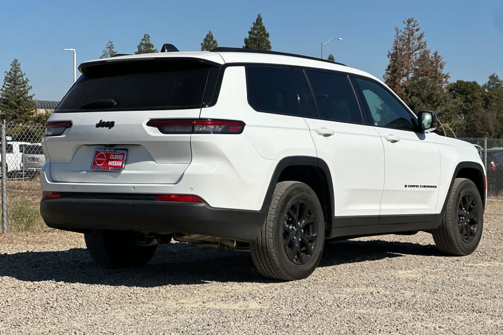 Used 2024 Jeep Grand Cherokee L Laredo RWD image 3
