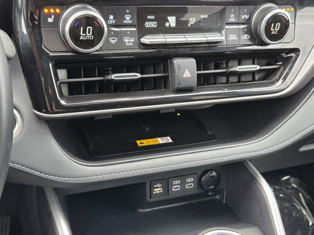 Used 2025 Toyota Highlander XLE image 20