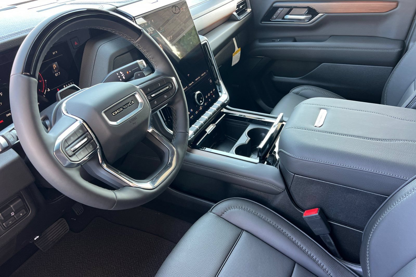 New 2026 GMC Yukon Denali w/ Denali Reserve Package AWD/4WD image 8