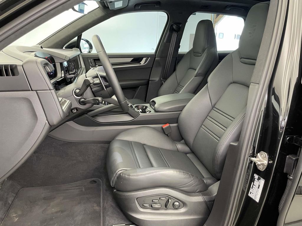 Used 2025 Porsche Cayenne Turbo AWD/4WD image 5