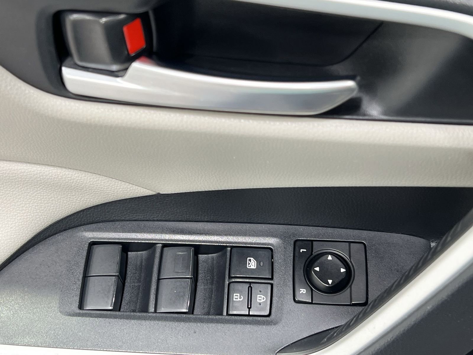 Used 2019 Toyota RAV4 XLE w/ Convenience Package image 13