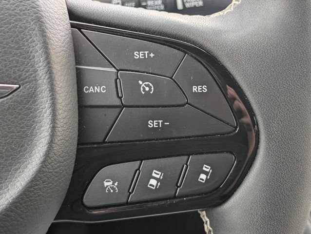 Used 2025 Chrysler Pacifica Limited FWD image 26