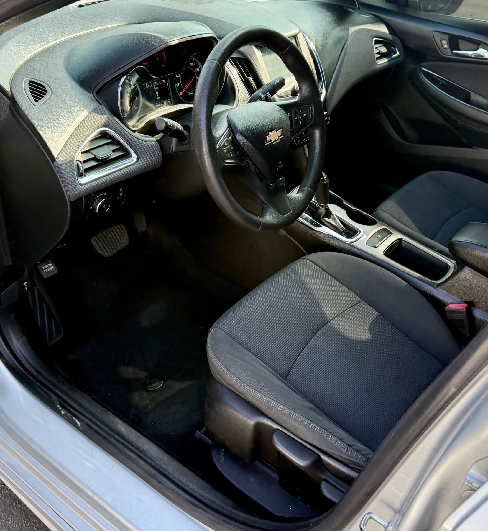 Used 2018 Chevrolet Cruze LT w/ RS Package image 12