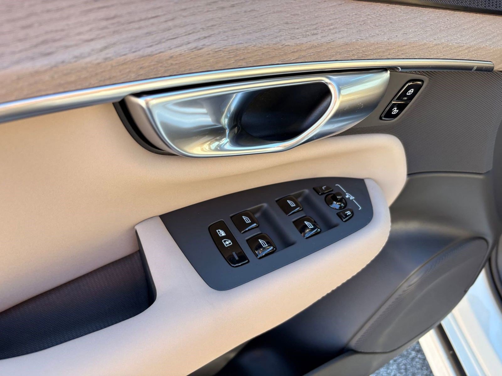 New 2026 Volvo XC90 T8 Plus w/ Protection Package AWD/4WD image 12