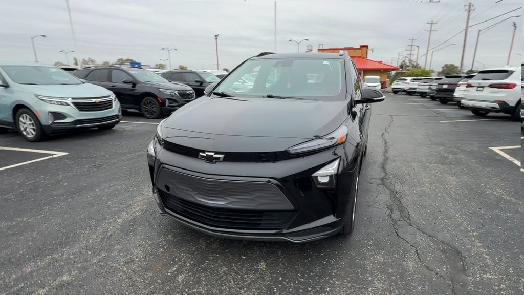 Used 2022 Chevrolet Bolt EUV LT w/ Comfort Package FWD image 3