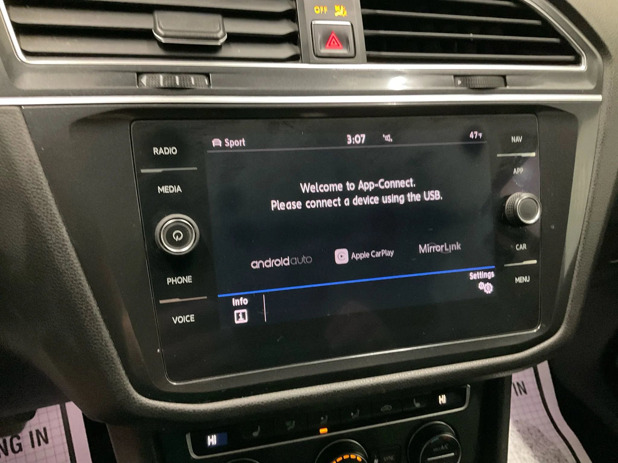 Used 2018 Volkswagen Tiguan SEL AWD/4WD image 14