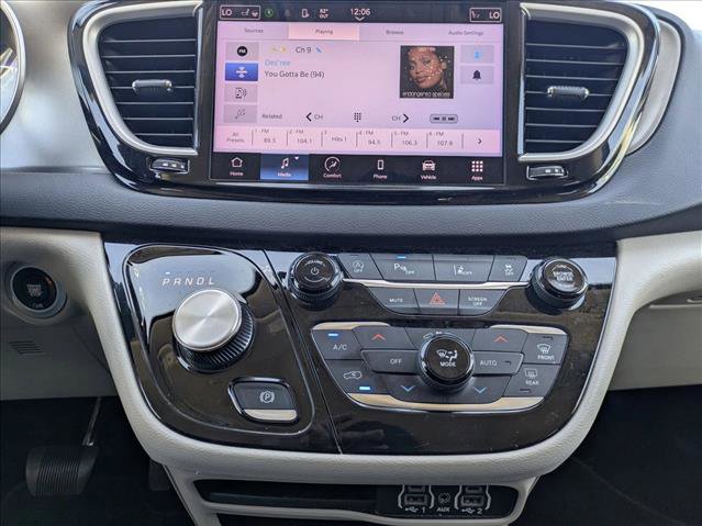 Used 2023 Chrysler Pacifica Touring-L image 12