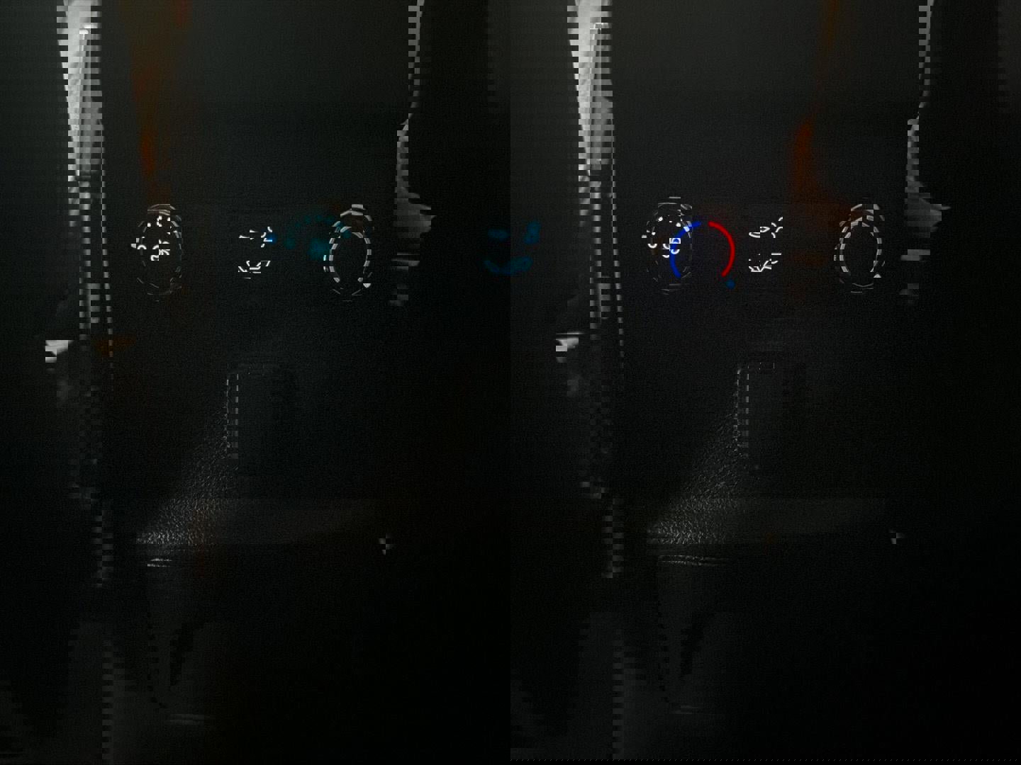 Used 2018 Ford Explorer XLT w/ Equipment Group 202A image 27