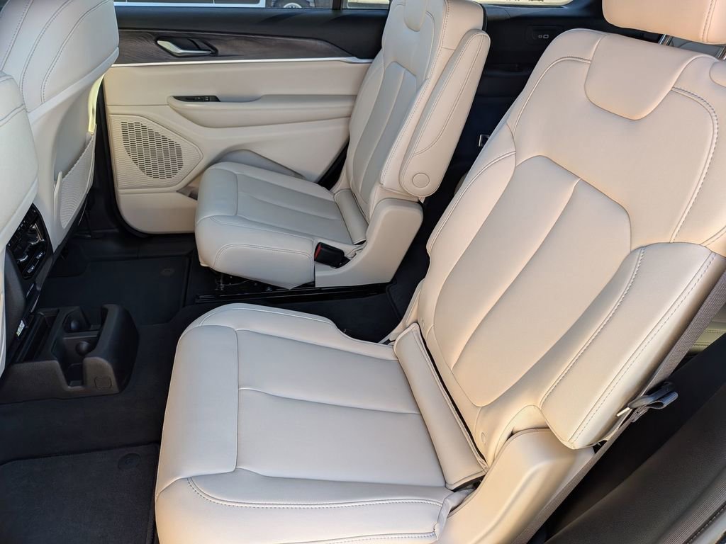 Used 2024 Jeep Grand Cherokee L Limited w/ Black Appearance Package AWD/4WD image 25