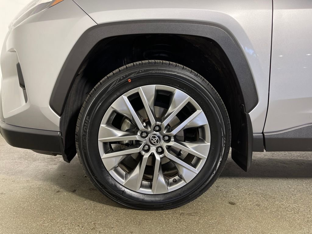 Used 2022 Toyota RAV4 XLE Premium image 11