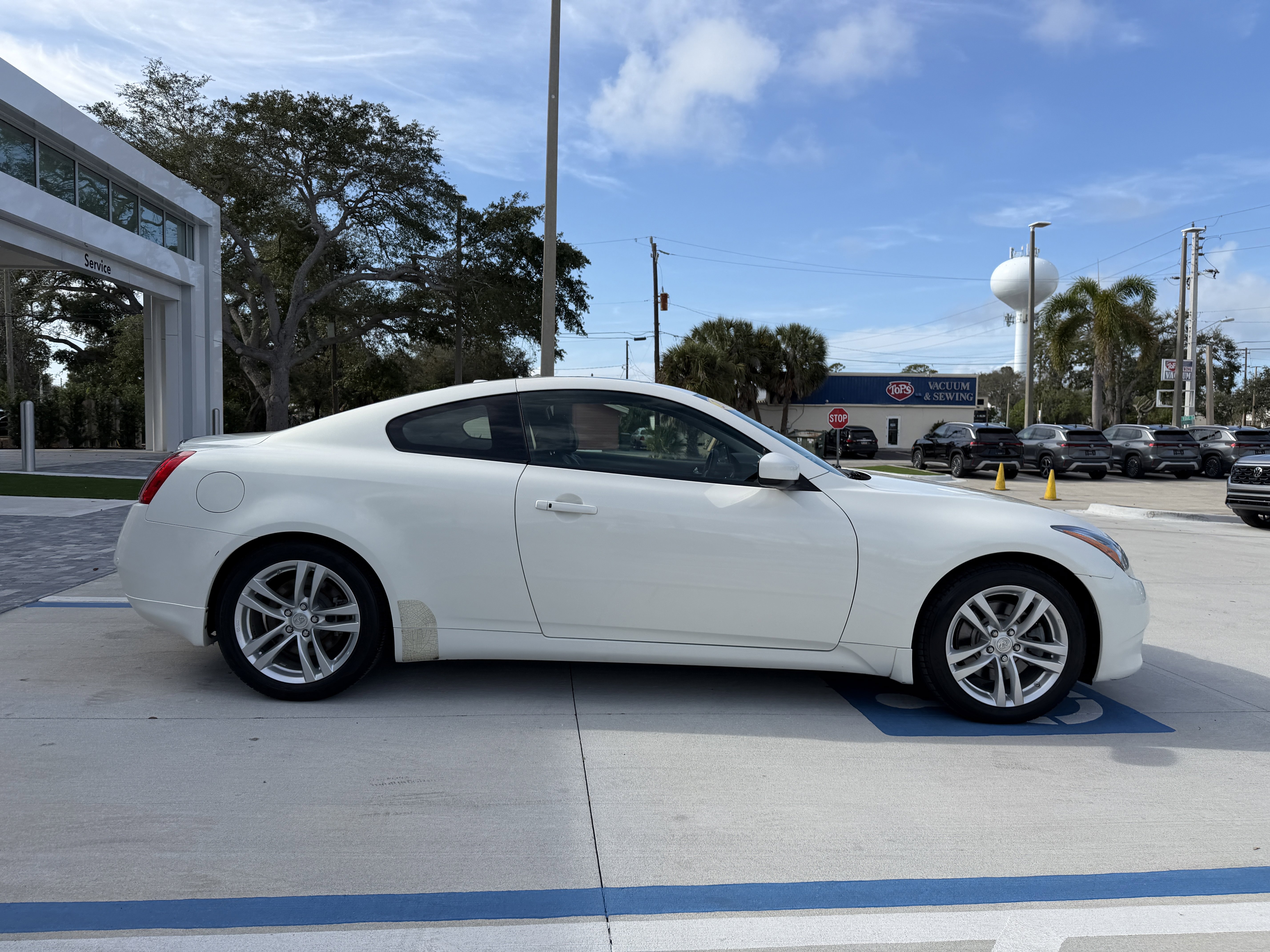 Used 2010 INFINITI G37 Journey w/ Premium Pkg image 2