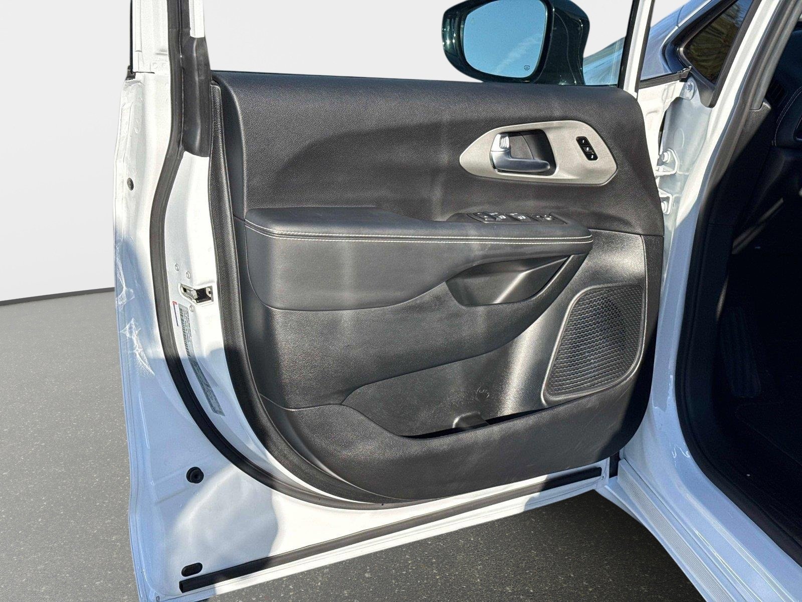 Used 2024 Chrysler Pacifica Limited w/ S Appearance Package image 19