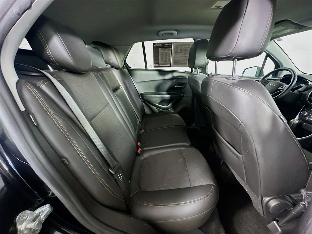 Used 2022 Chevrolet Trax LT w/ Midnight Edition image 11