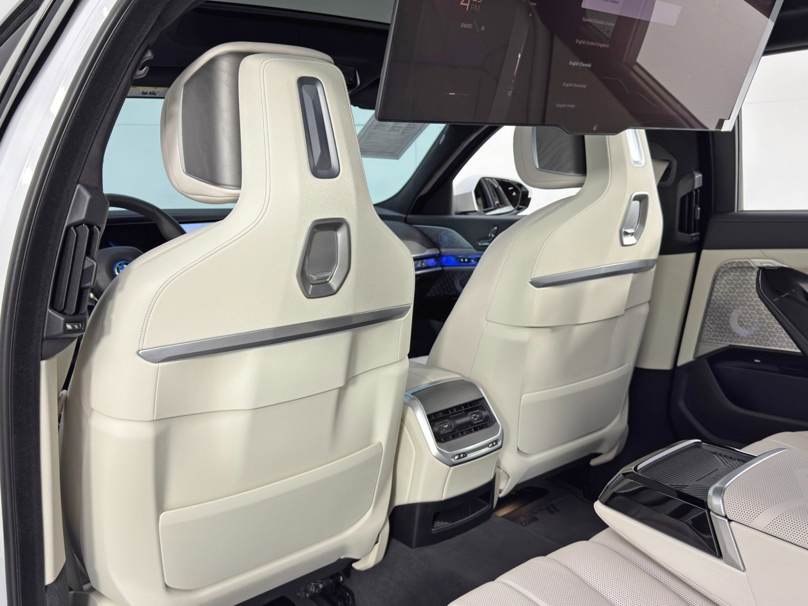 Used 2023 BMW i7 xDrive60 w/ Executive Package 2 image 50