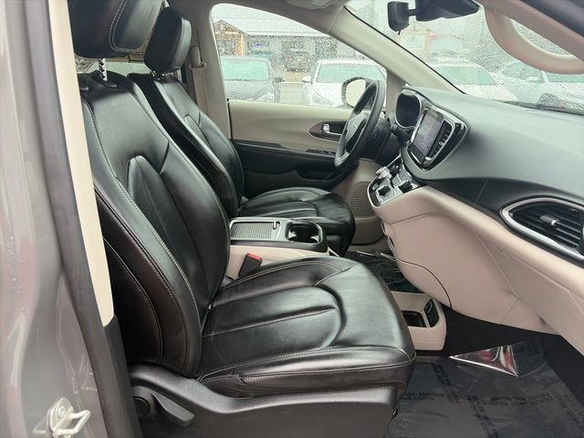 Used 2023 Chrysler Pacifica Touring-L FWD image 23