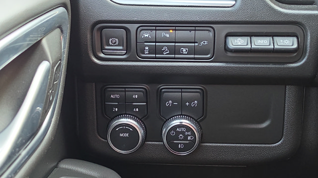 Used 2022 GMC Yukon XL AT4 w/ Technology Package AWD/4WD image 13