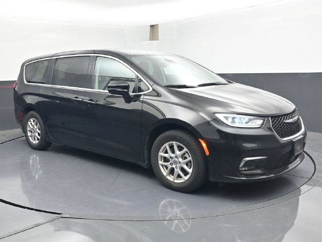 Used 2024 Chrysler Pacifica Touring-L FWD image 2