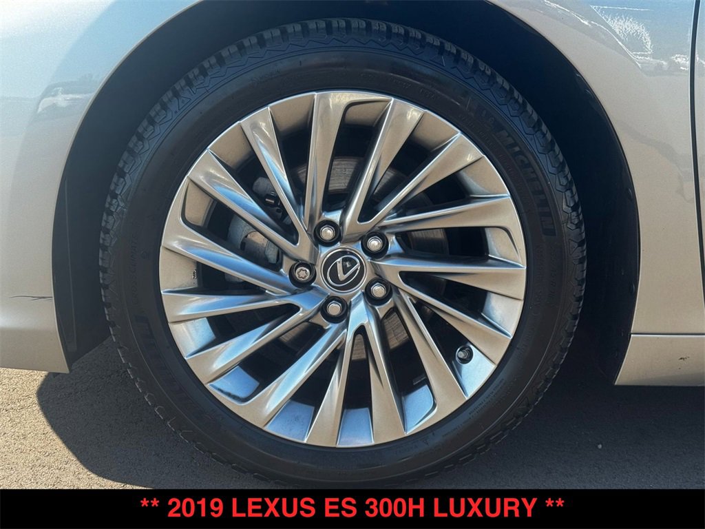 Used 2019 Lexus ES 300h w/ Accessory Package image 32