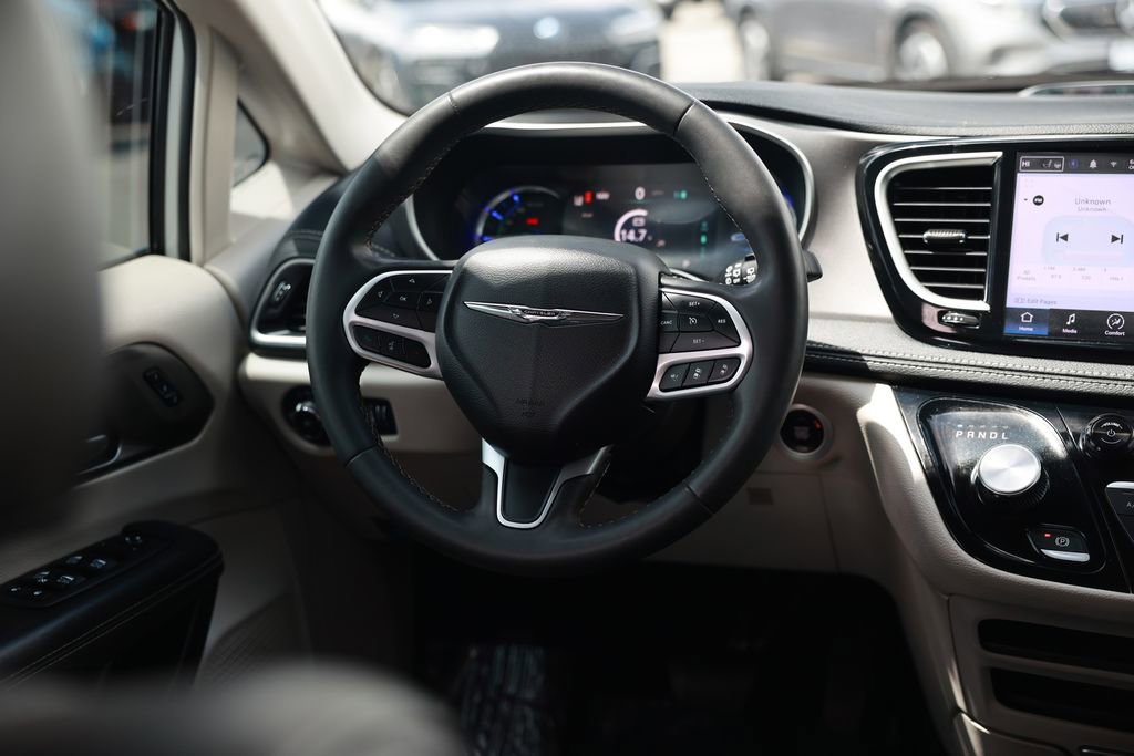 Used 2023 Chrysler Pacifica Touring-L w/ Uconnect Theater Family Group FWD image 27