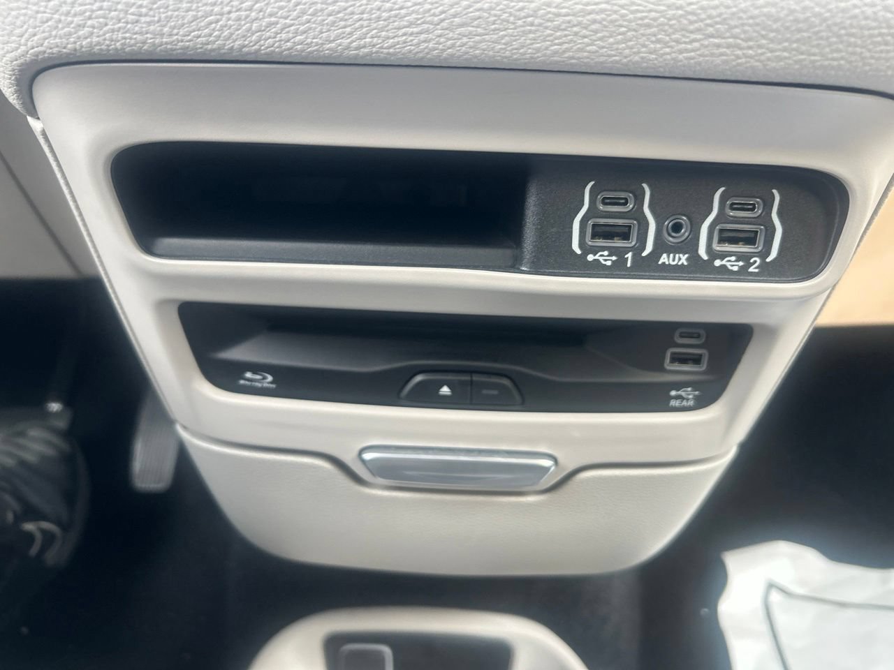 Used 2024 Chrysler Pacifica Touring-L w/ Uconnect Theater Family Group FWD image 27