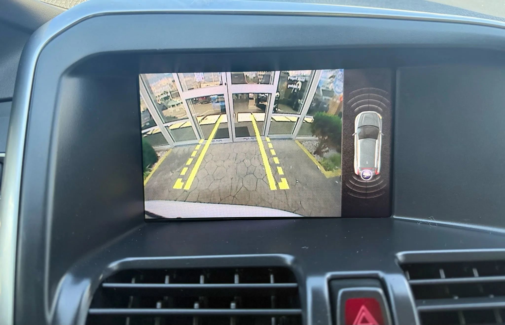 Used 2017 Volvo XC60 T6 Dynamic w/ Preferred Option Package image 21