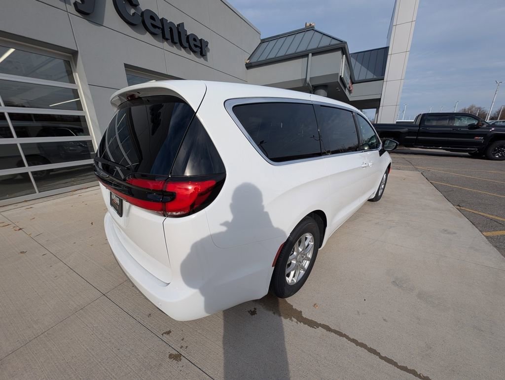 New 2026 Chrysler Pacifica Select image 6