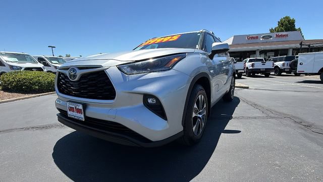 Used 2021 Toyota Highlander XLE AWD/4WD image 9