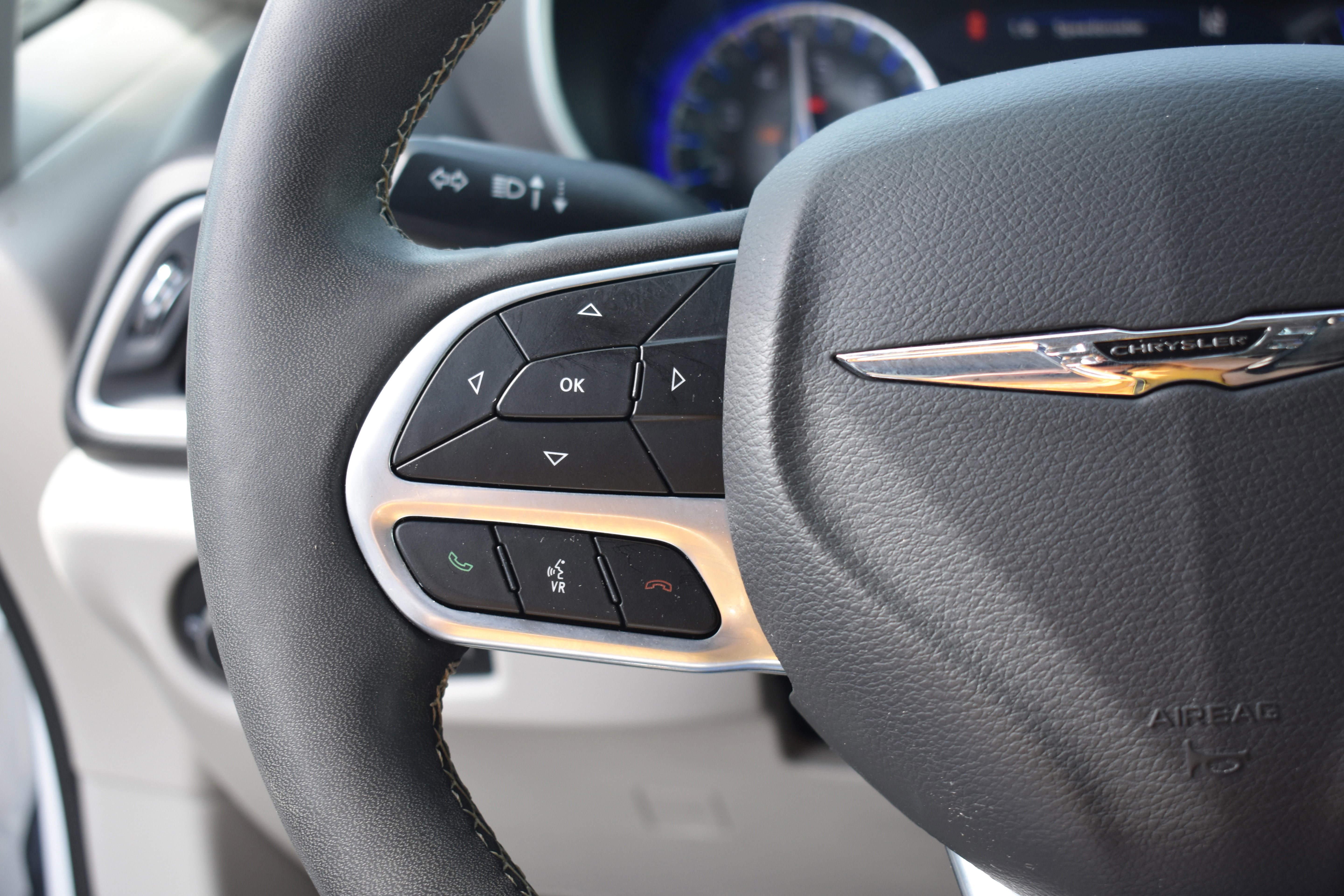 Used 2023 Chrysler Pacifica Touring-L image 15