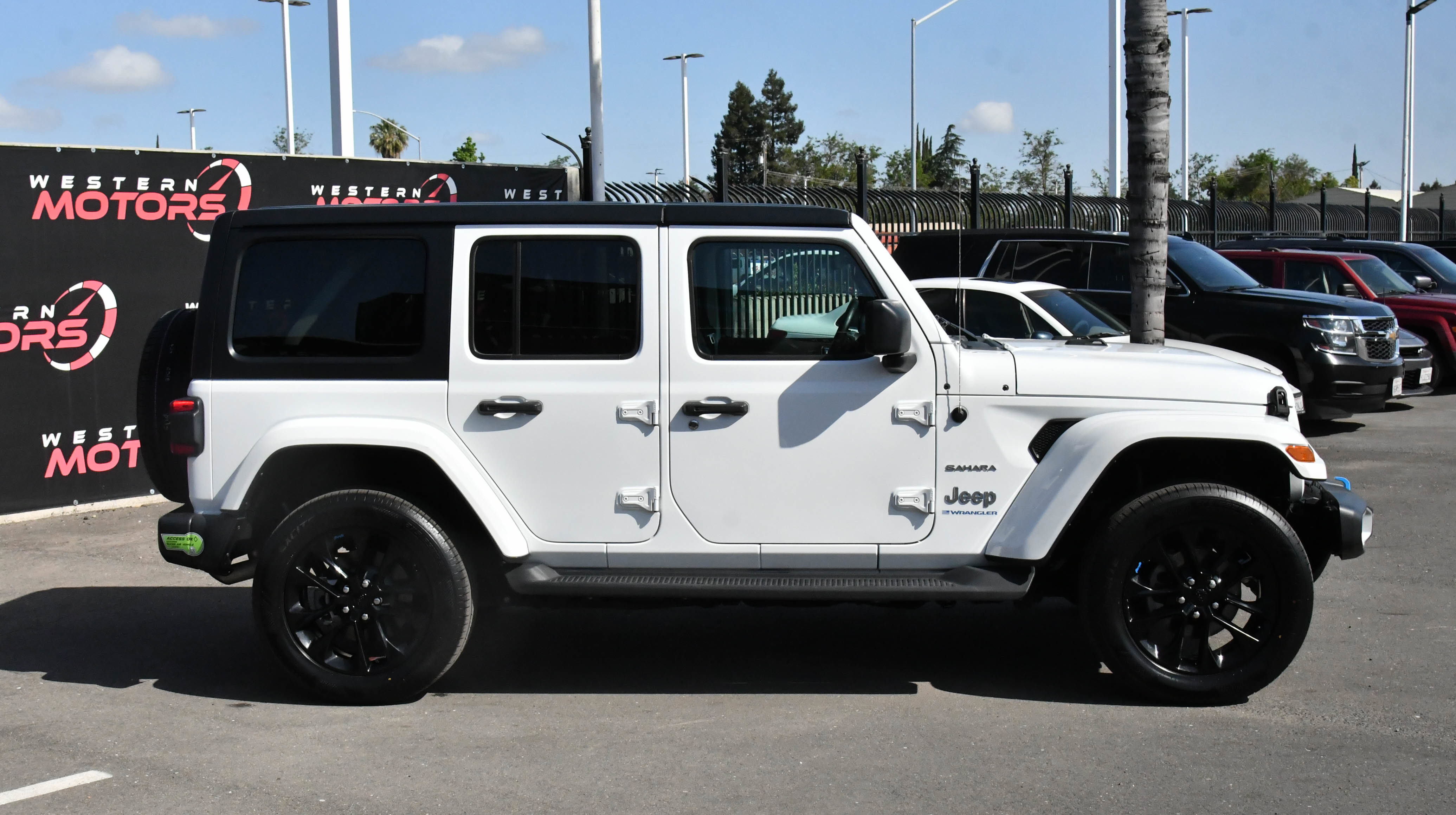 Used 2023 Jeep Wrangler Unlimited Sahara w/ Cold Weather Group AWD/4WD image 9