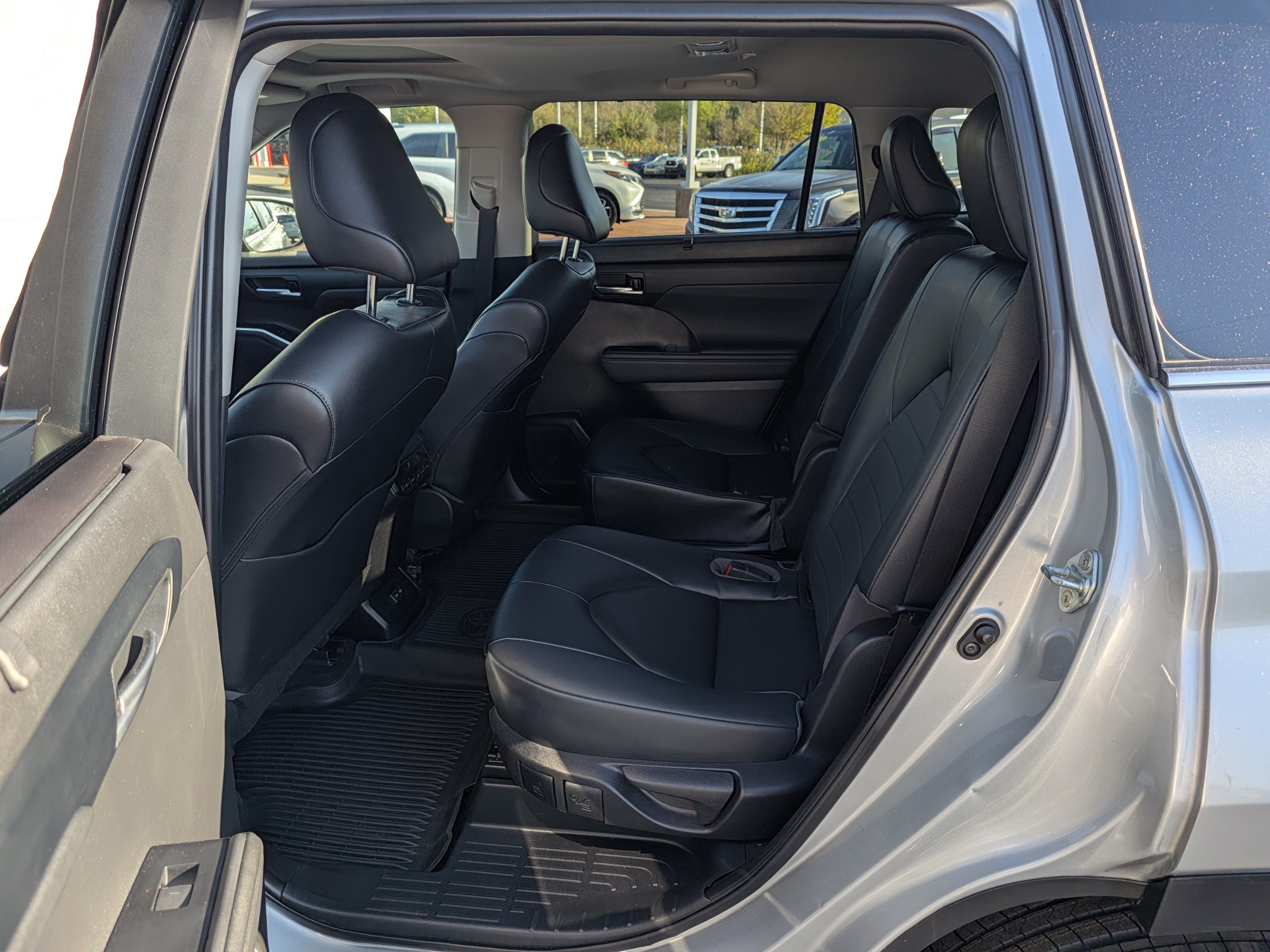 Used 2023 Toyota Highlander XLE AWD/4WD image 19