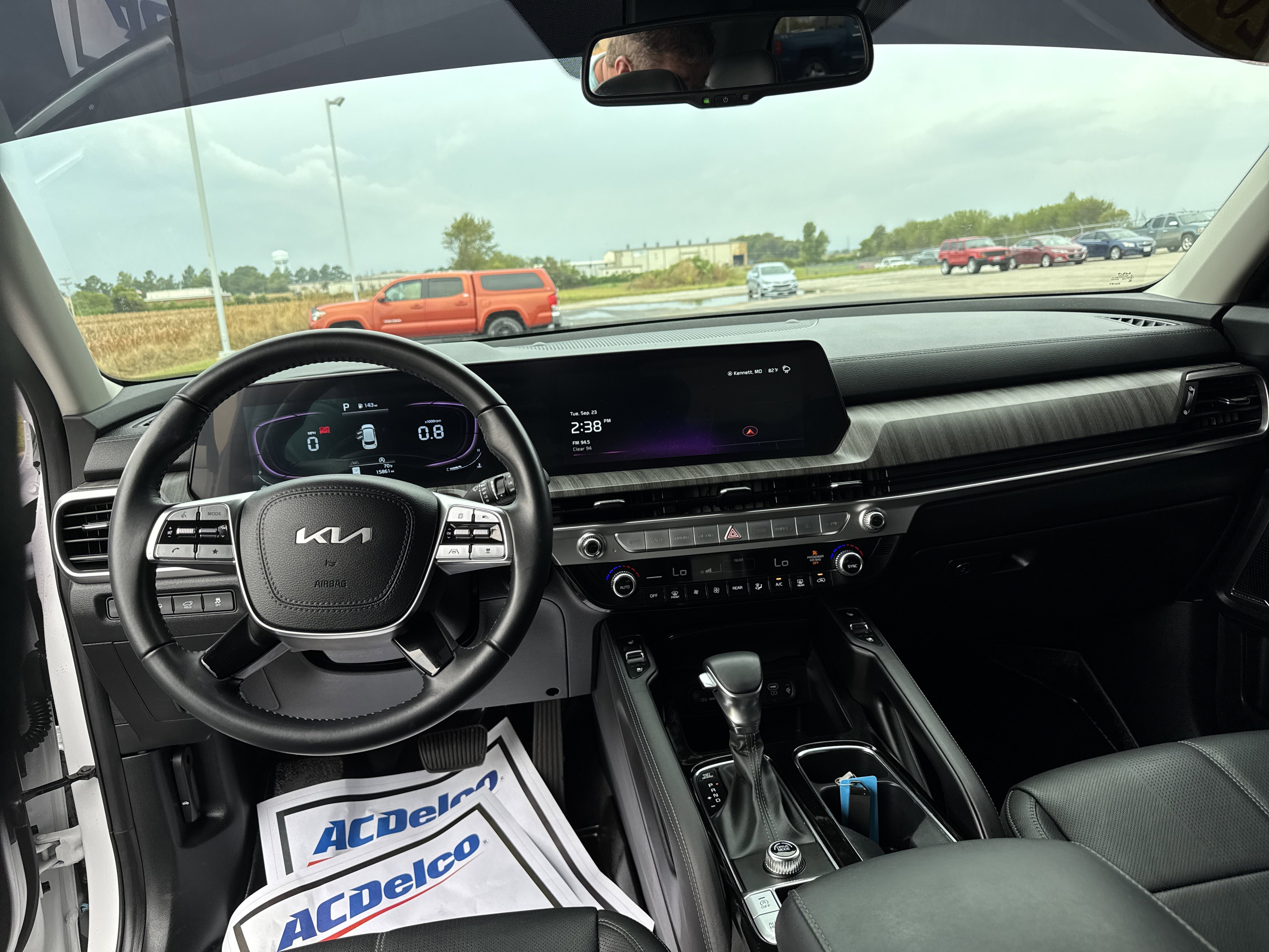 Used 2024 Kia Telluride EX w/ EX Captain's Chair Package image 10