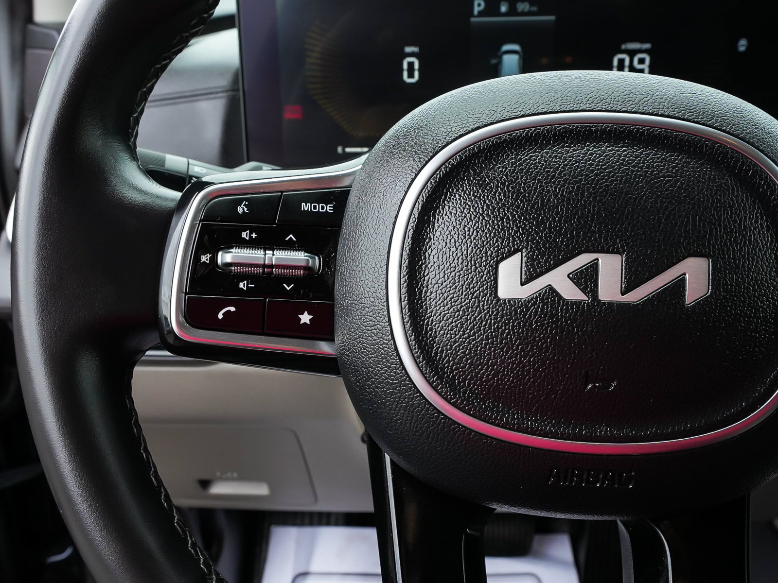 Used 2025 Kia Carnival EX FWD image 18