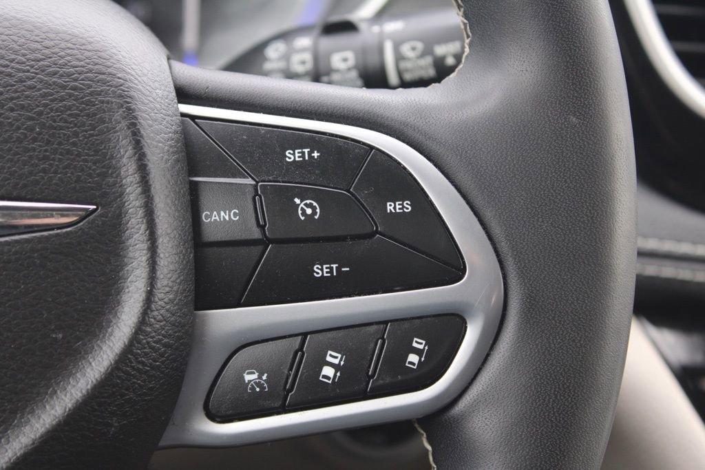 Used 2022 Chrysler Pacifica Touring-L image 32