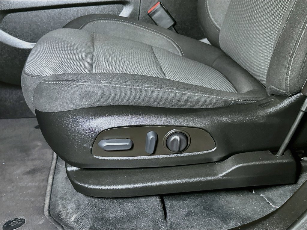 Used 2022 Chevrolet Traverse LT FWD image 19