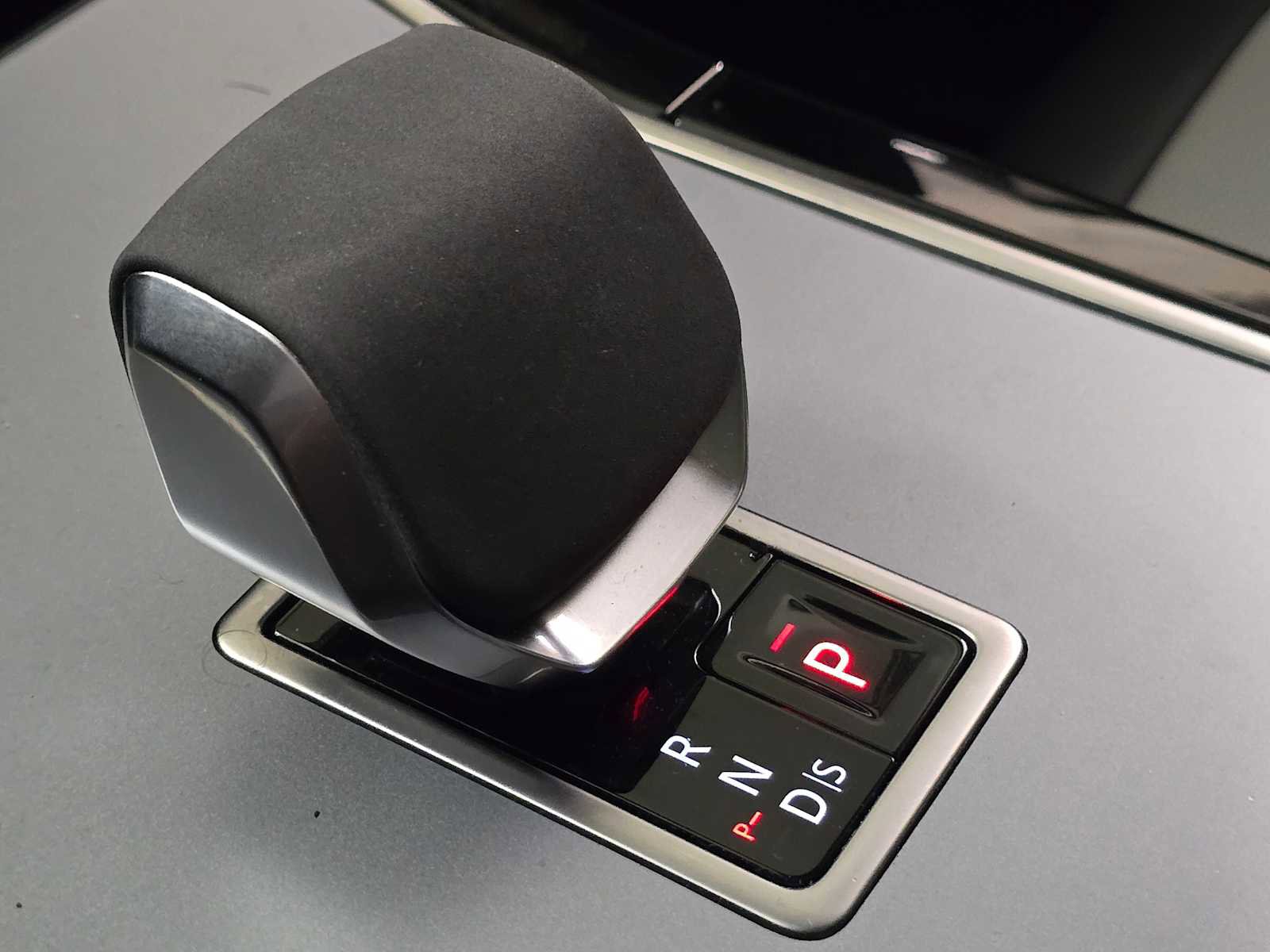 Certified 2025 Land Rover Range Rover Velar S image 31