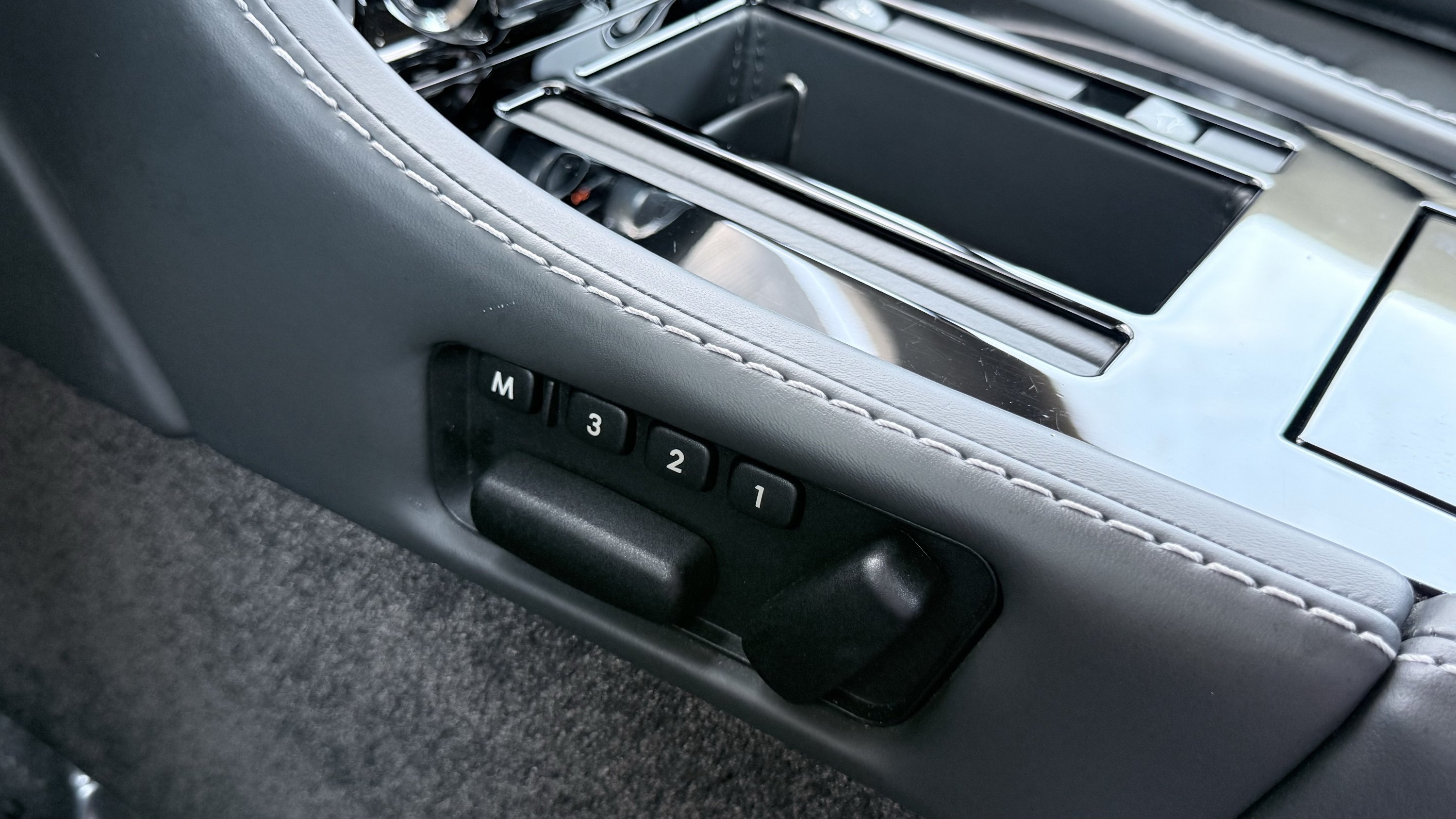 Used 2015 Aston Martin V12 Vantage S RWD image 40