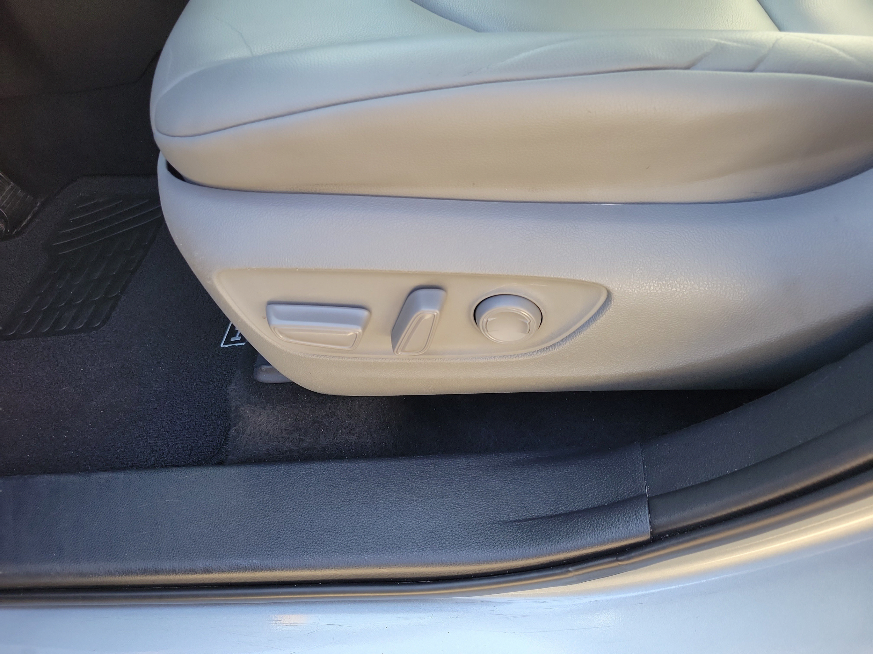Used 2021 Toyota Highlander XLE FWD image 10