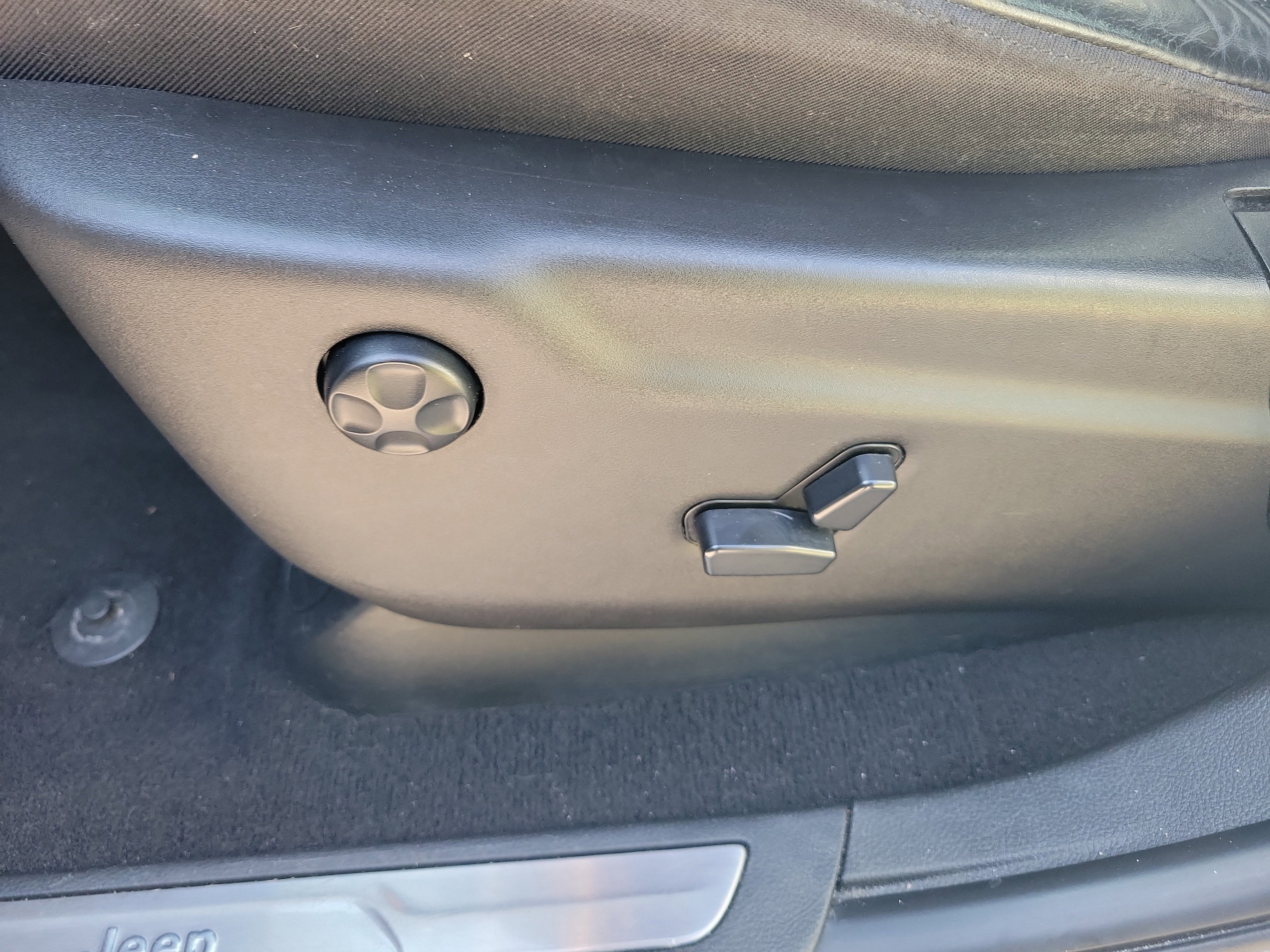 Used 2020 Jeep Grand Cherokee Limited w/ Luxury Group II image 25