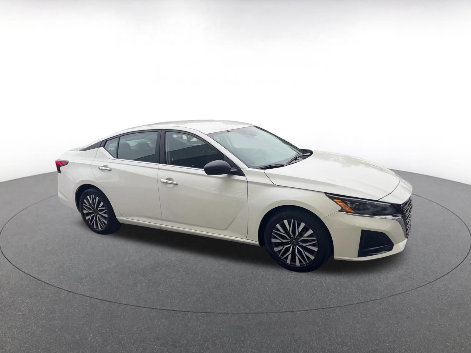 Used 2025 Nissan Altima 2.5 SV FWD image 2