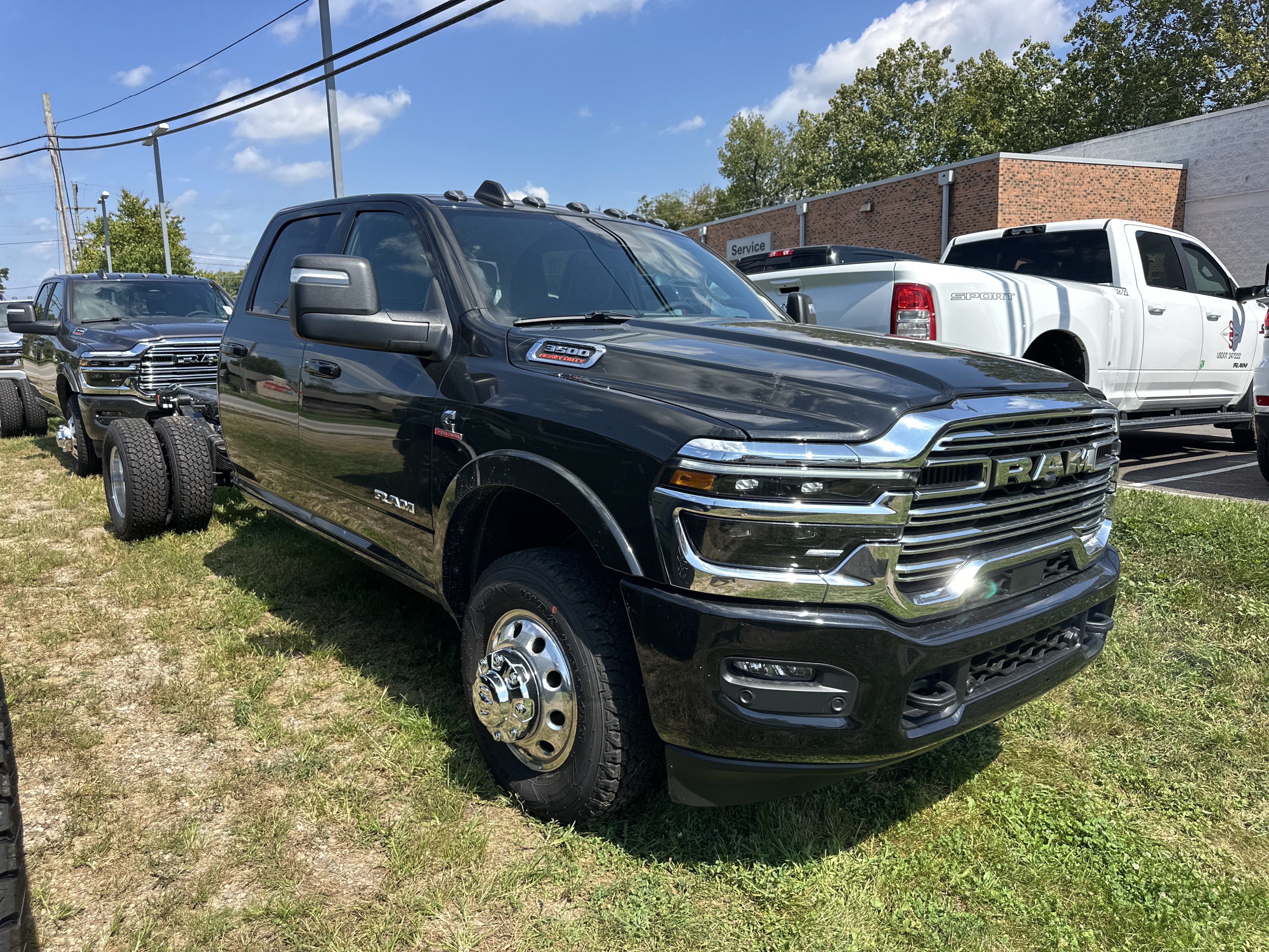 New 2027 RAM 3500 Big Horn w/ Laramie Trim Package AWD/4WD image 21