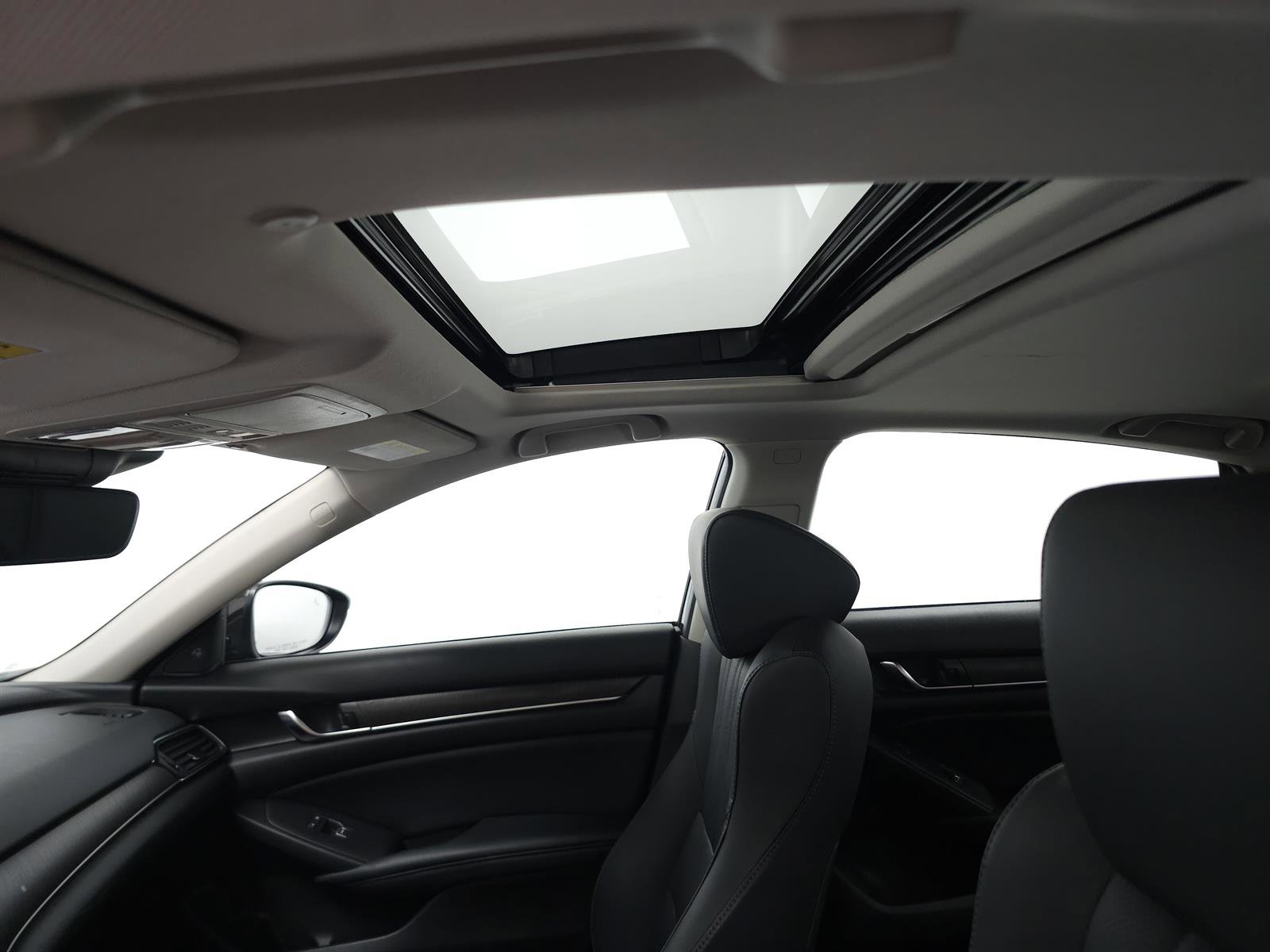 Used 2018 Honda Accord Touring image 6