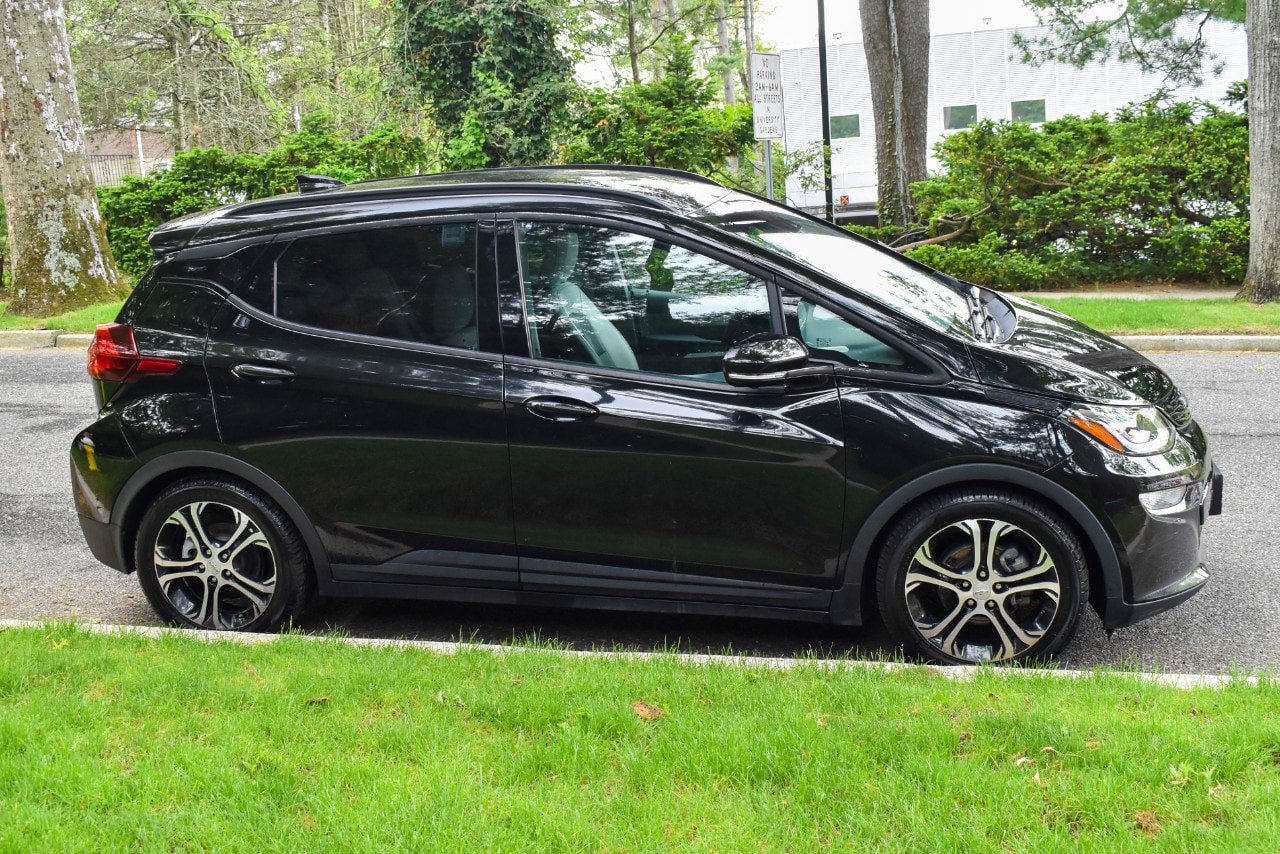 Used 2020 Chevrolet Bolt Premier w/ Infotainment Package FWD image 11