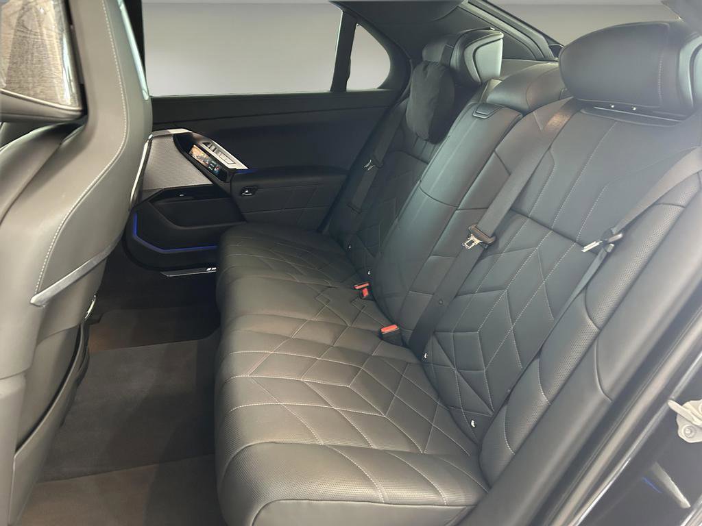 Used 2023 BMW i7 xDrive60 image 20