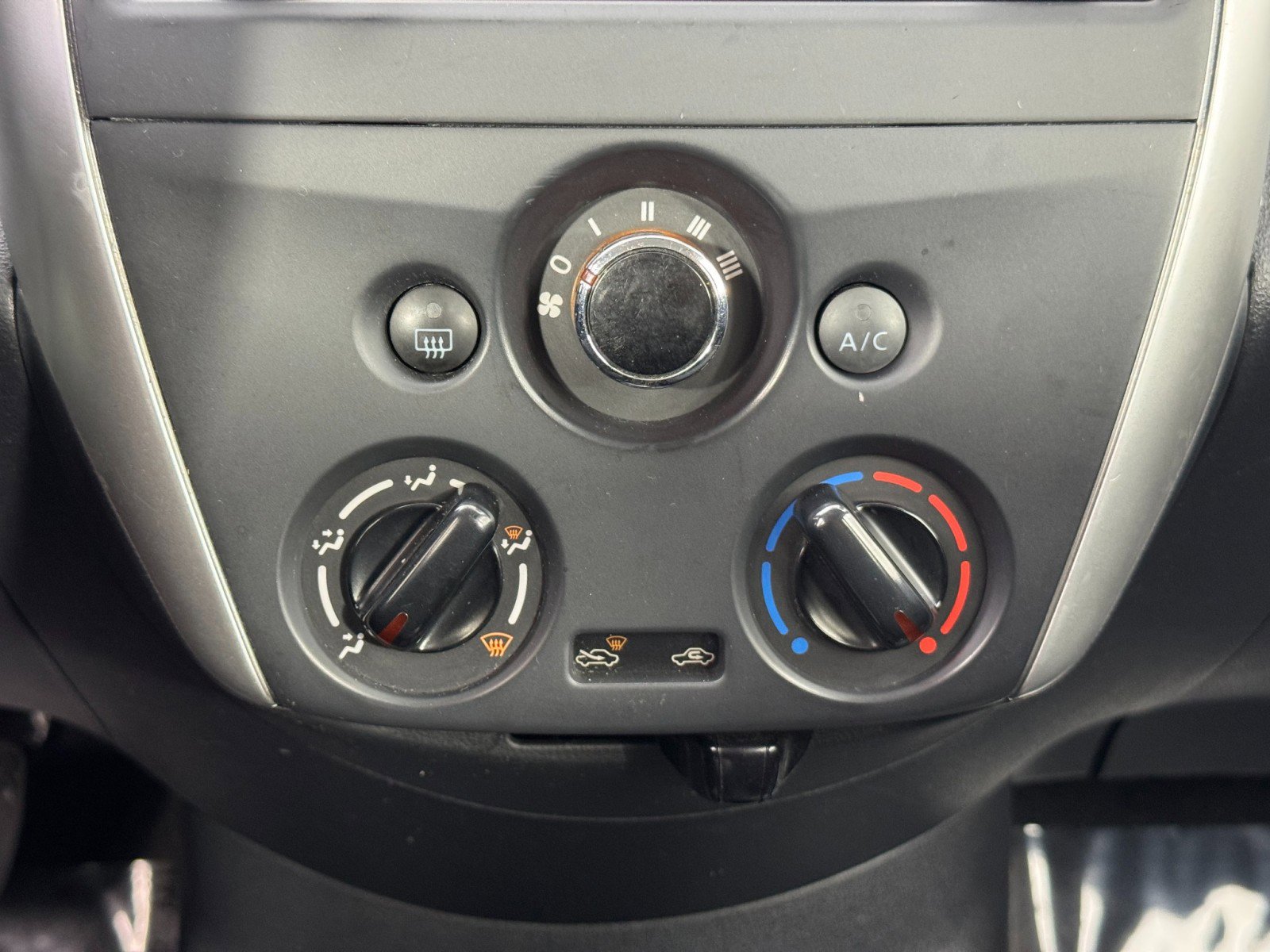 Used 2015 Nissan Versa S image 21